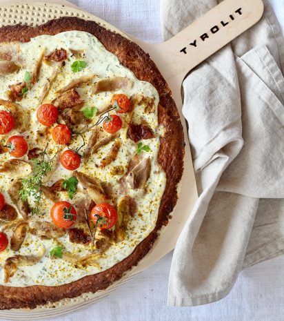 TYROLIT lief low carb Flammkuchen mit Hühnerkeule und Curry auf Pizzastein TYROLIT lief low carb Flammkuchen mit Hühnerkeule und Curry auf Pizzastein