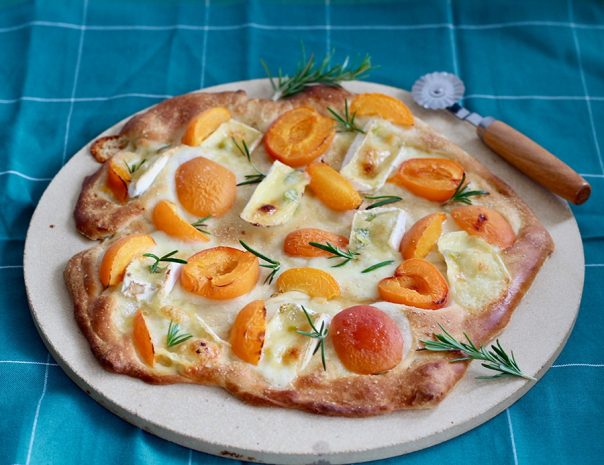 TYROLIT life Marillen Pizza mit Camemberg & Rosmarin auf Pizzastein TYROLIT life Marillen Pizza mit Camemberg & Rosmarin auf Pizzastein