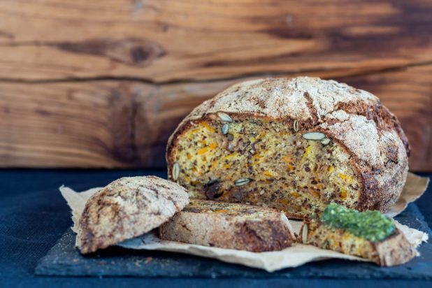 TYROLIT Life Low Carb Kürbis Brot auf Pizzastein Lisa Shelton TYROLIT Life Low Carb Kürbis Brot auf Pizzastein Lisa Shelton