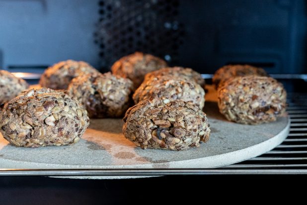 TYROLIT Life Low Carb Brötchen auf Pizzastein TYROLIT Life Low Carb Brötchen auf Pizzastein