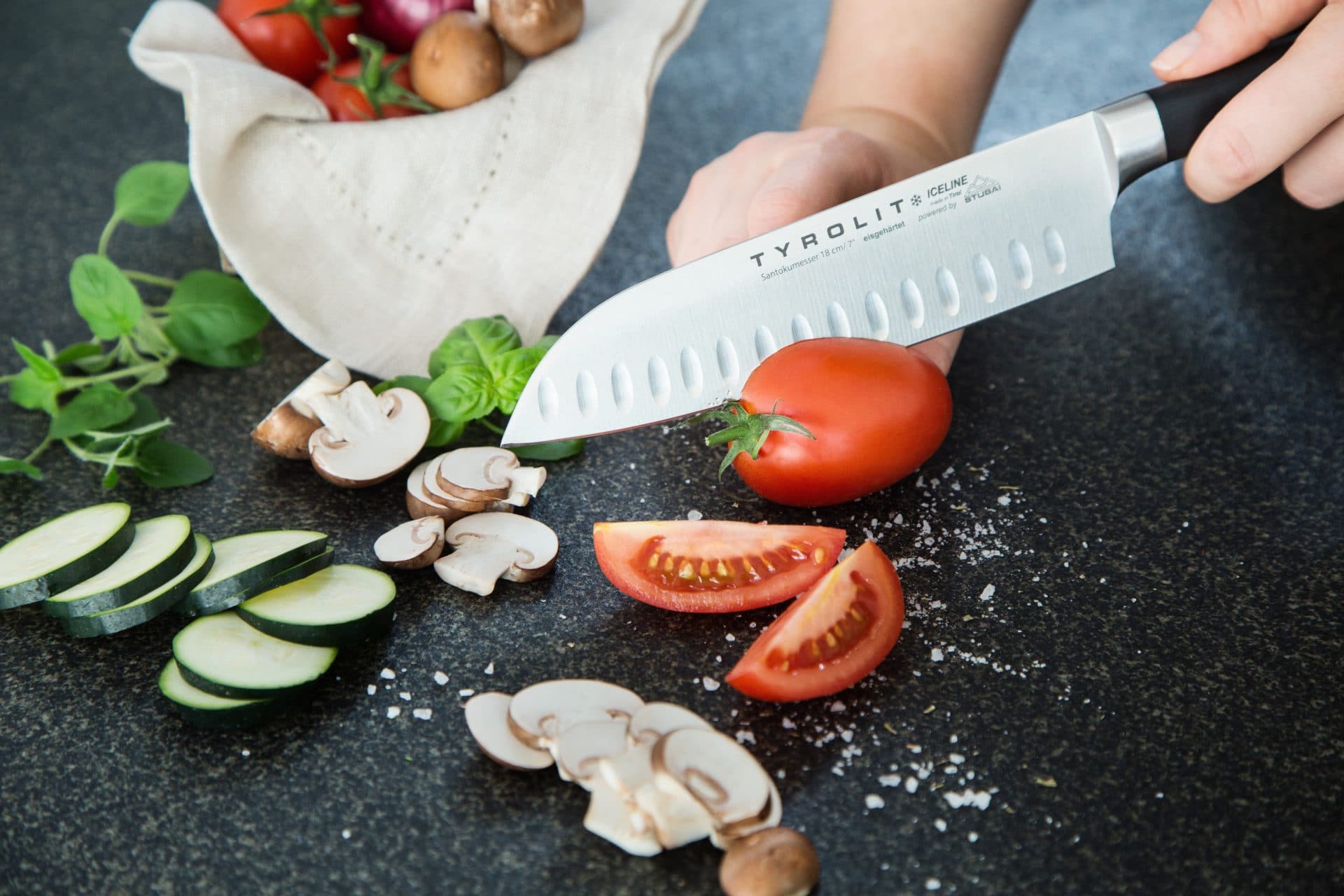 Santokumesser – der japanische Allrounder – von Definition bis Anwendung Santokumesser - der japanische Allrounder - von Definition bis Anwendung