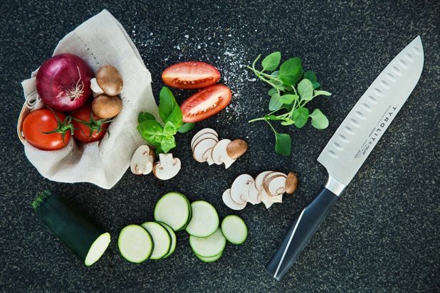 TYROLIT Life Iceline Santokumesser mit Gemüse TYROLIT Life Iceline Santokumesser mit Gemüse