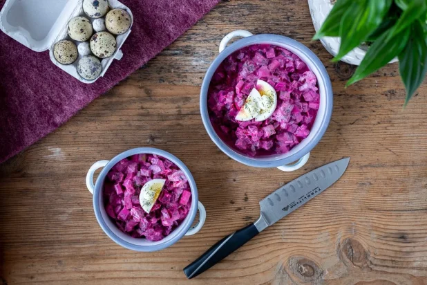 TYROLIT Life Iceline Santokumesser Heringsalat mit Roter Bete TYROLIT Life Iceline Santokumesser Heringsalat mit Roter Bete