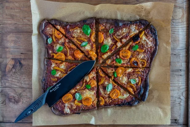 Tyrolit Life Pizza auf Pizzastein Tyrolit Life Pizza auf Pizzastein