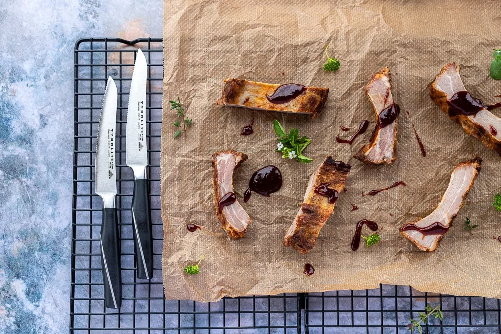 Tyrolit Life Gegrillte Rippchen mit zuckerfreier BBQ Sauce © Lisa Shelton-1 Tyrolit Life Gegrillte Rippchen mit zuckerfreier BBQ Sauce © Lisa Shelton-1