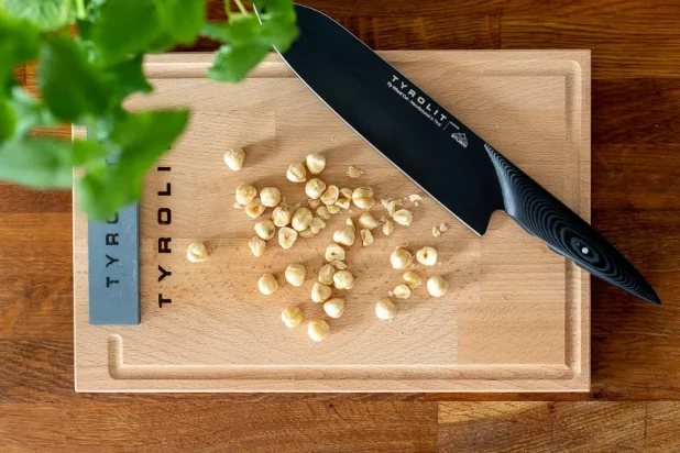 Tyrolit Fly Wheel Cut auf Schneidbrett TYROLIT Life Darkline Fly Wheel Cut Nüsse schneiden auf Schneidbrett