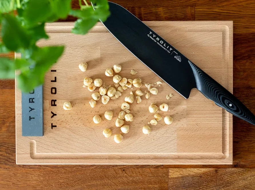 Tyrolit Fly Wheel Cut auf Schneidbrett TYROLIT Life Darkline Fly Wheel Cut Nüsse schneiden auf Schneidbrett