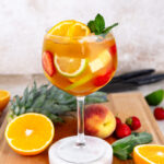 Sommerbowle mit frischen Früchten