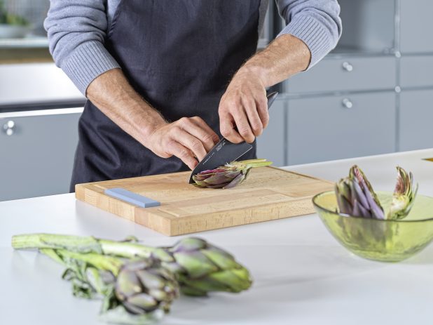 Gemüsemesser – Was versteht man darunter und wie schneidet man Gemüse eigentlich richtig? Ein Mann schneidet Gemüse mit einem Gemüsemesser der Darkline Serie von Tyrolit Life