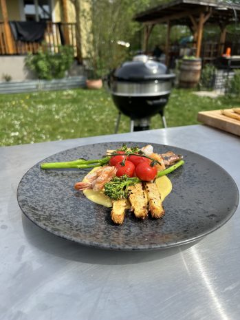 Gegriller Sparl mit Limettencreme und Garnelen Gegriller Sparl mit Limettencreme und Garnelen