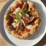 Pizza mit Ziegenkäse, Feigen und Zitronenverbene