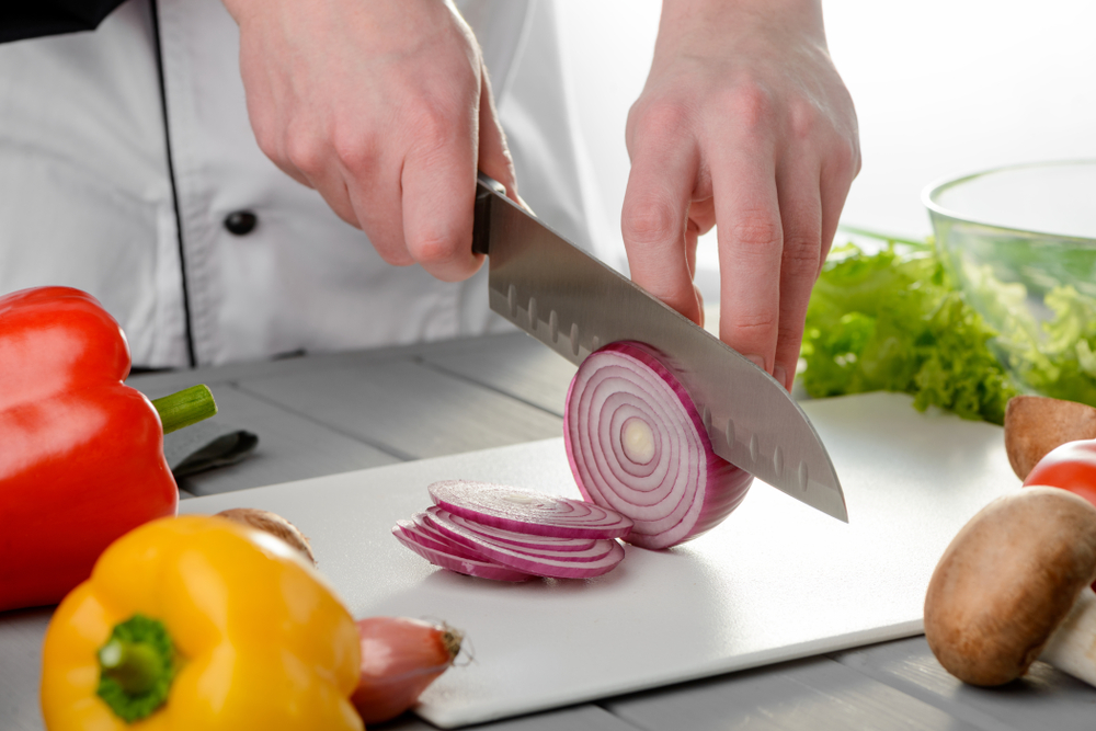 Chef,Cutting,A,Red,Onion,Into,Ring,Slices.,Cooking,A Für welche Schneidearbeiten ist das Santokumesser geeignet? Fleisch, Gemüse, Fisch mit Santokumesser schneiden